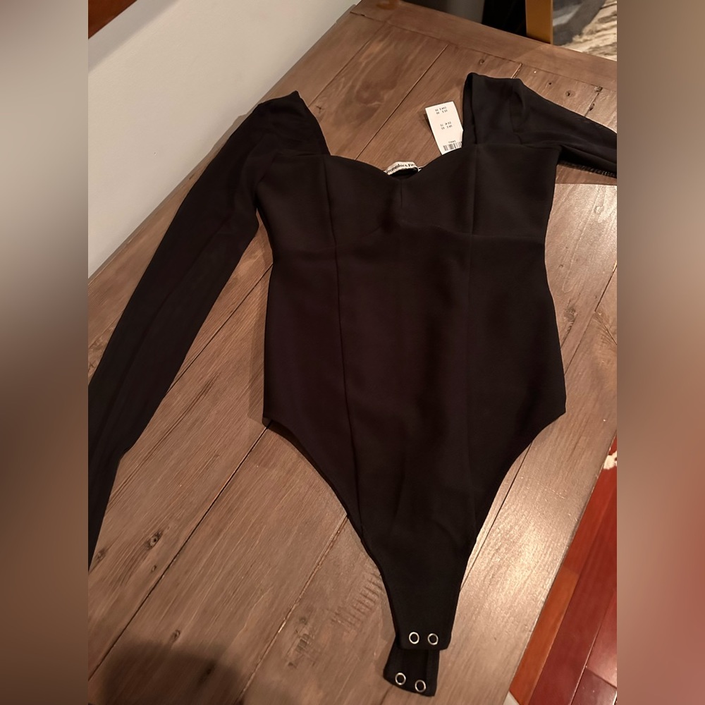 Abercrombie black sweetheart/mesh sleeves bodysuit (S)